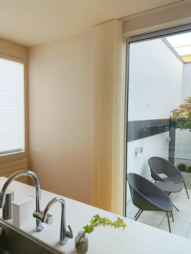 キッチンとガレージの間の壁