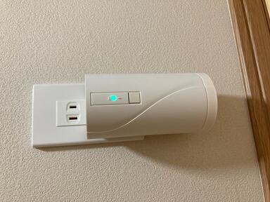 ネコトイレに設置した小型脱臭機