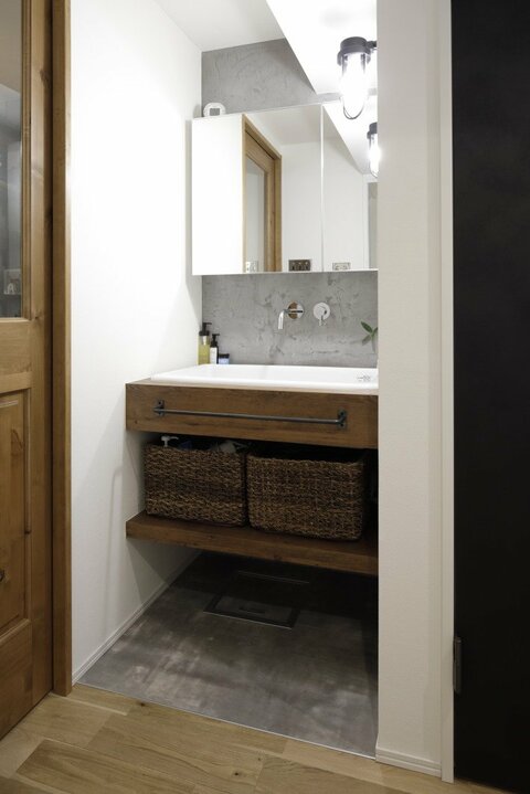 廊下に面したオープンな洗面台