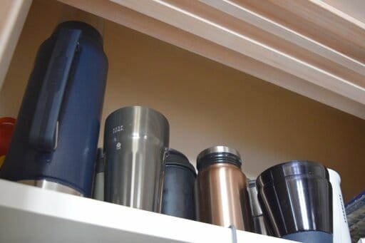 水筒類を収納している棚