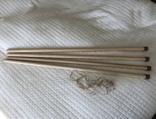 ティピーテントを支える木の棒と麻ヒモ