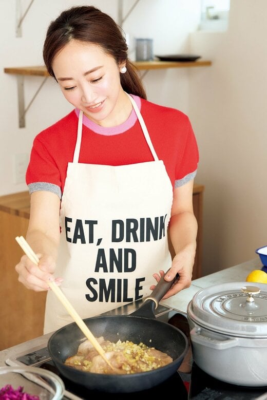 フライパンで調理をする神崎恵さん