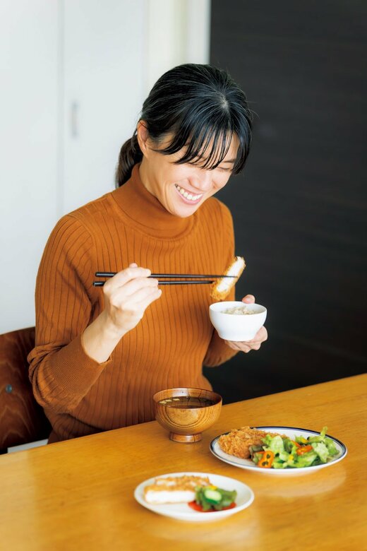 もち麦ごはんを食べる人
