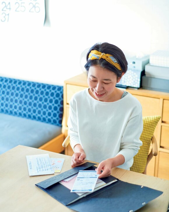 テーブルに座った女性