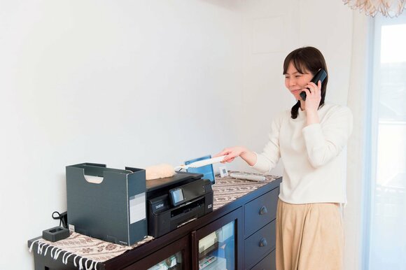 ハンディーモップを電話のそばにセットし通話のついでに掃除2