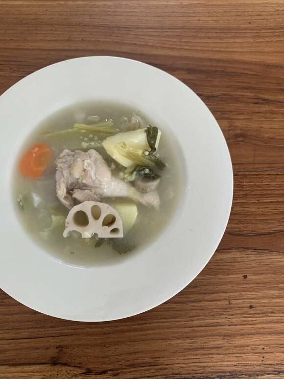 お皿に野菜と鶏肉とキビのスープ