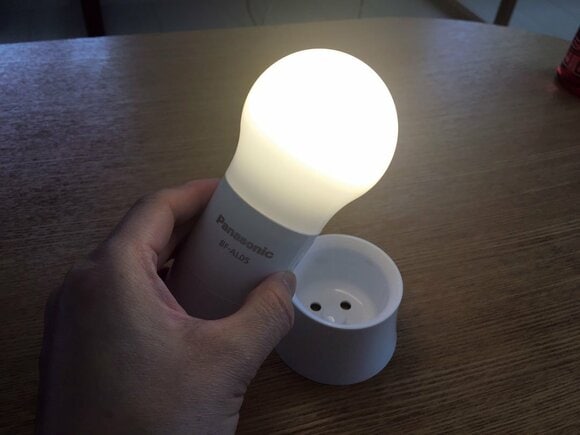 LEDランタンを持っている様子