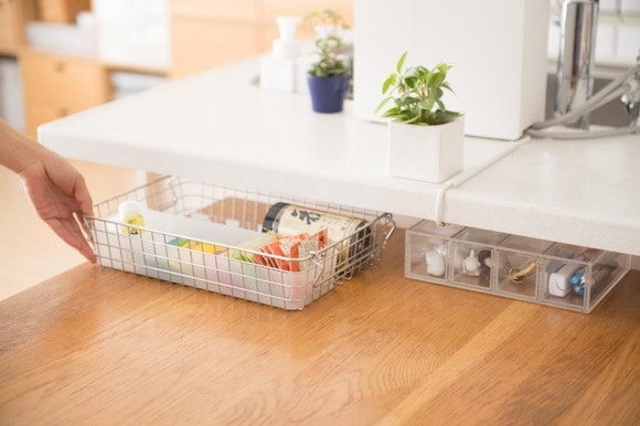 カウンター下の隙間にも入って朝食セットをスタンバイ