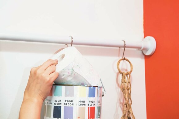 つっぱり棒にトイレットペーパー