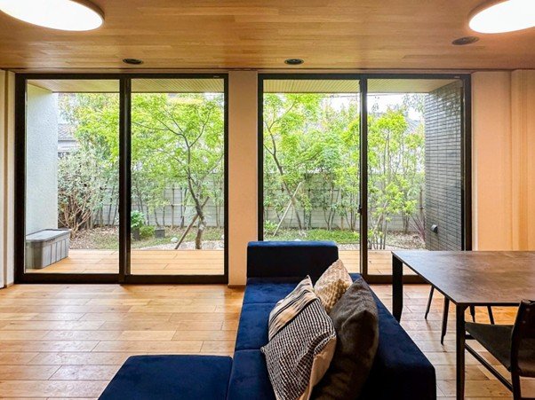 リビングの様子、窓からの景色