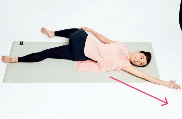 仰向け腰ひねり片手上に伸ばす
