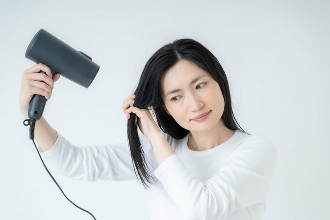 ドライヤーをするモデル