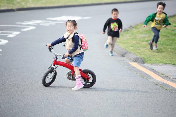 道路に子ども3人