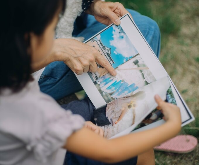 フォトブックを指さす人