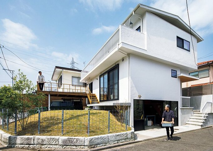 地上2階の建物と地下車庫