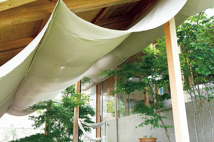 日よけなどに用いられる屋外用の布を天井から吊るす