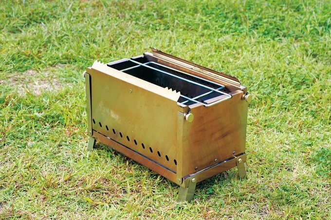 幅は41cmあり、長めの薪もそのまま入る。手前側のパネルを取って、かまどのようにして使うこともできる。ゴトク、収納バッグが付属