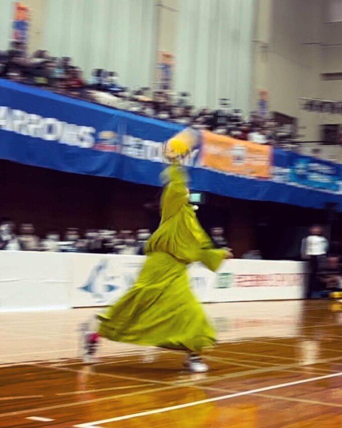 始球式の平野ノラさん