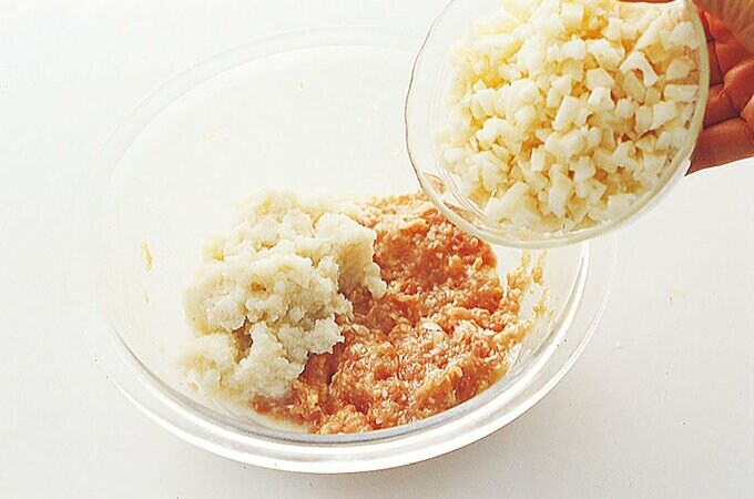 ひき肉とレンコンを混ぜる