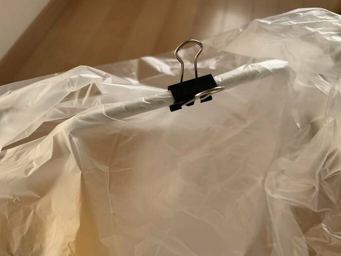 クリップで袋を止める様子