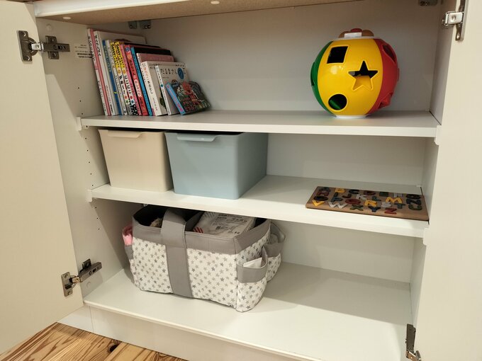 子どものオモチャが置かれた収納棚