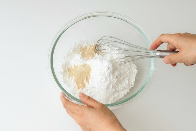 ボウルでパンの材料を混ぜる様子