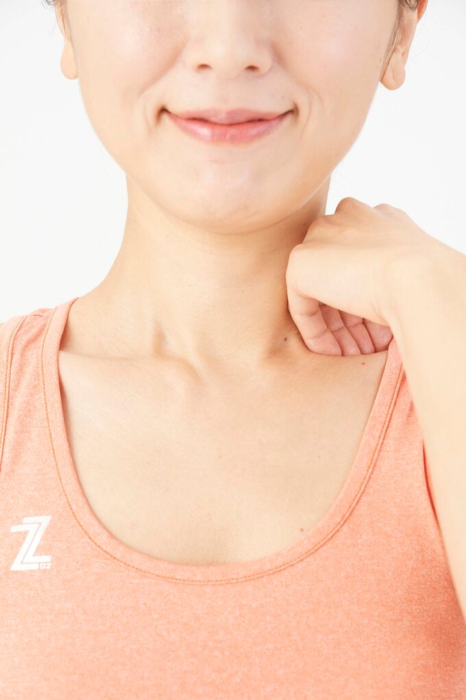 4本指でカギ形をつくり、鎖骨に入れる