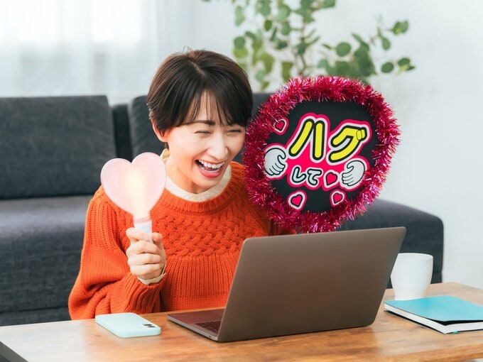 推し活する女性