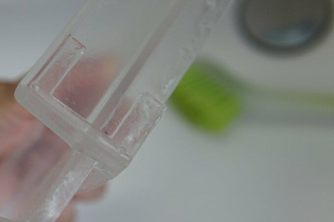 シャンプーなどを置くプラスチック製の棚のパーツ