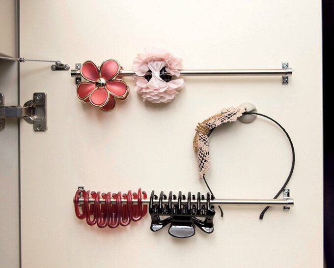 ヘアアクセサリーは、洗面台下の収納の扉裏にポールと金具を取りつけて収納