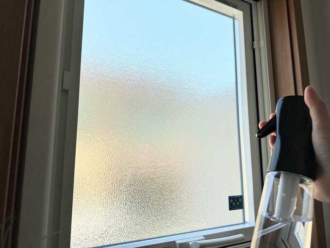 まず窓に霧吹きで水をつける