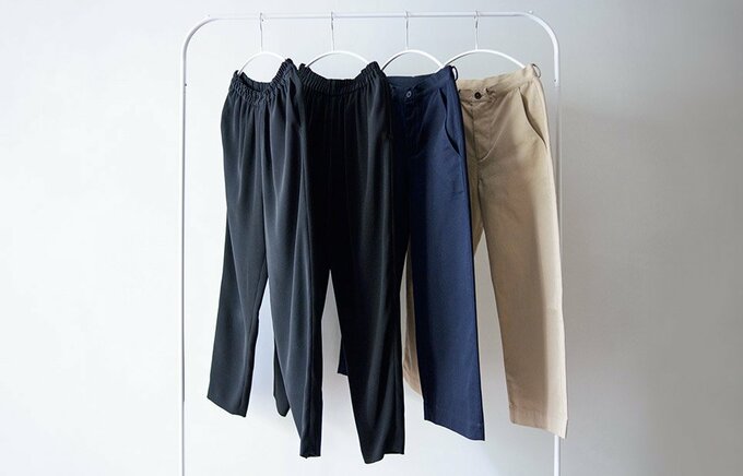 はき心地抜群の「サキ」と「チェック＆ストライプ」のパンツは色違いで購入