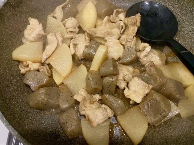 食べやすい大きさに切った豚バラ肉を加えてほぐしながら炒めます