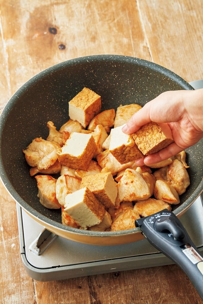 フライパンに厚揚げ