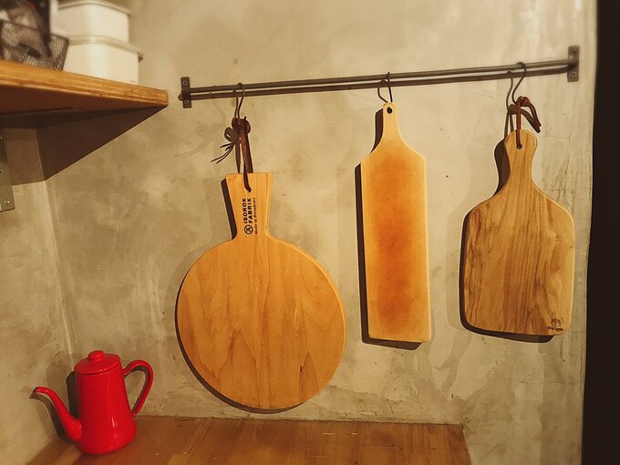 アイアンバーにつり下げたまな板