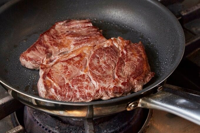 牛肉を焼く様子。