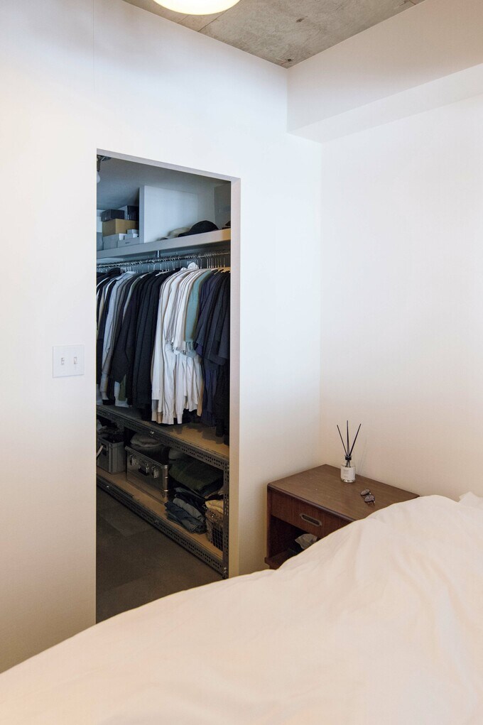 寝室の中にあるウォークインクローゼット