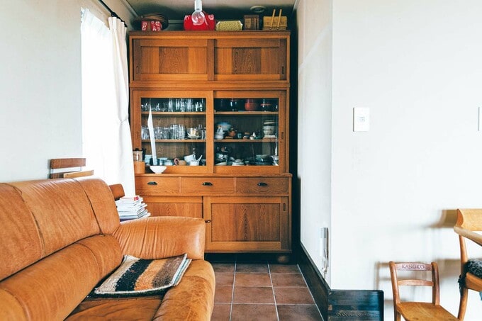 リビングの一角に置かれた食器棚