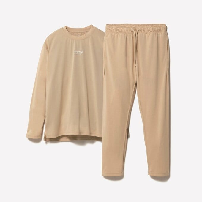 ベージュのパジャマ