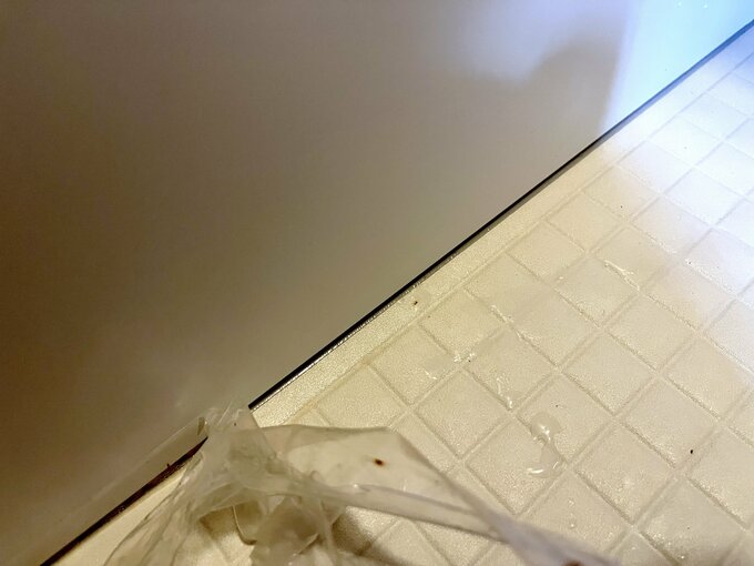 テープをはがす