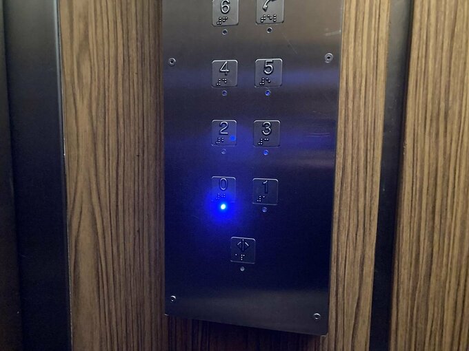 エレベーターのボタン