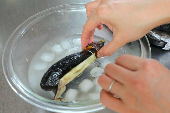 冷水ボウルにナス