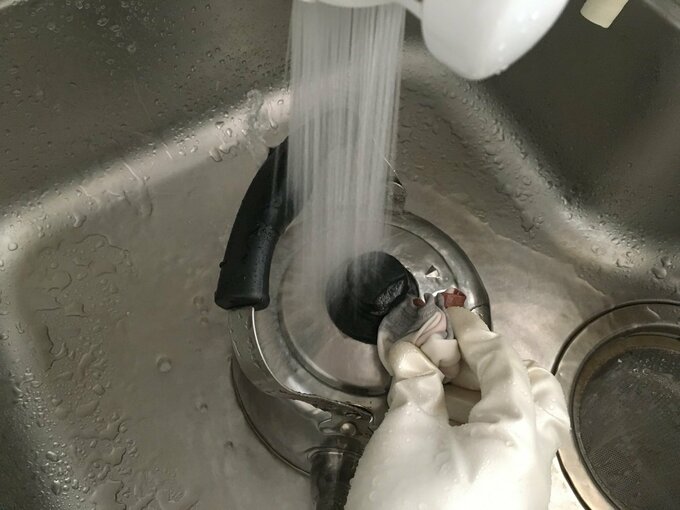 やかんに水を入れる