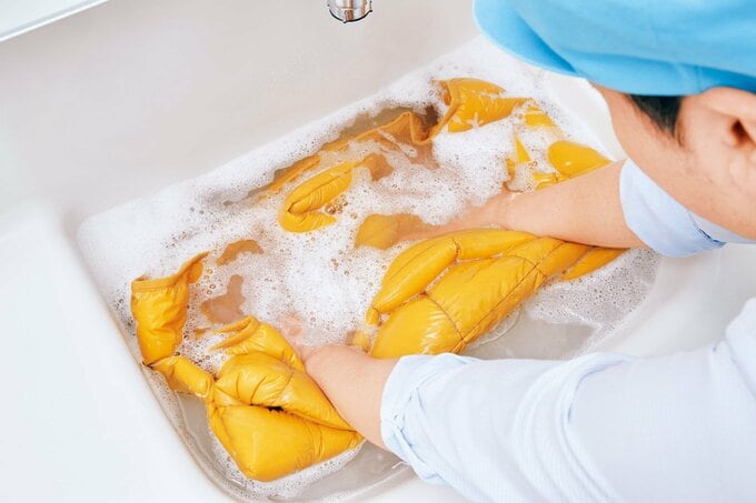 ぬるま湯で洗う