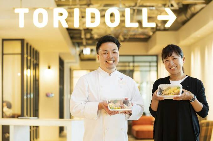 お弁当を持ってる男性と女性