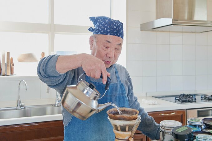 コーヒーを淹れる小林まさるさん