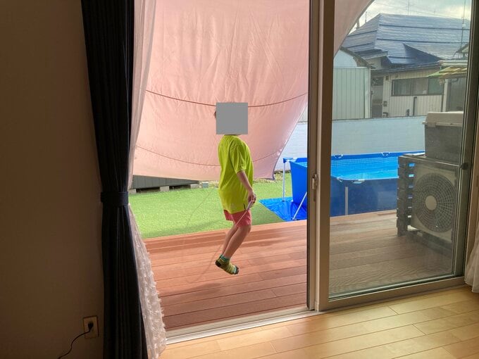 ウッドデッキで飛び跳ねる子ども