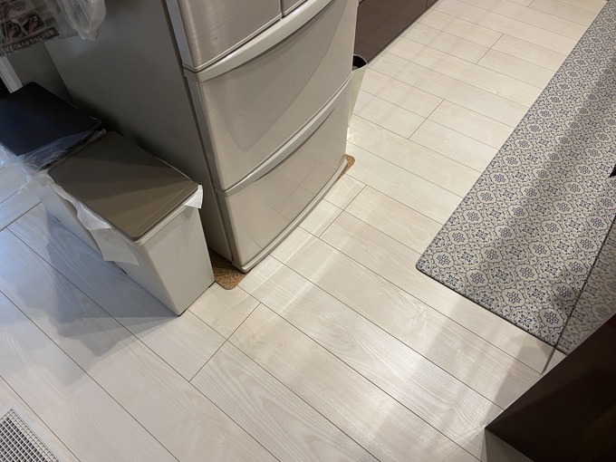 冷蔵庫の横のゴミ箱