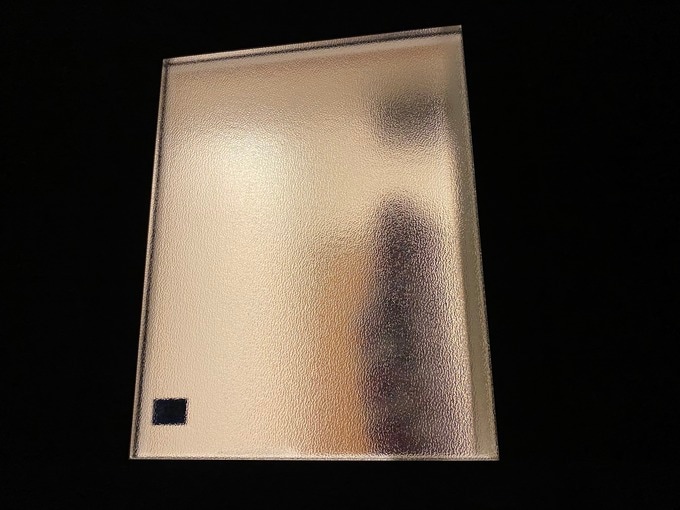 夜、すりガラスの前に家族が立っているところ