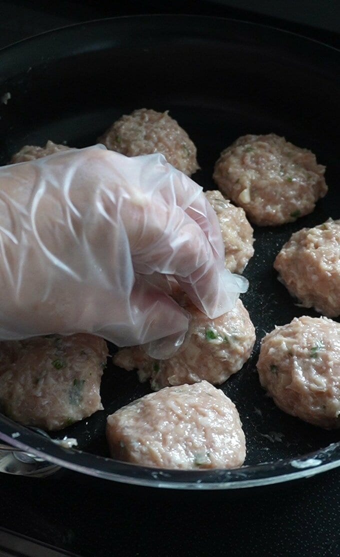 フライパンに油をひき、丸めた（2）を並べて中火で焼く。